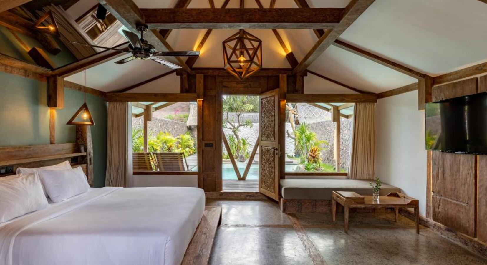 Double Bedroom Overlooking Pool 