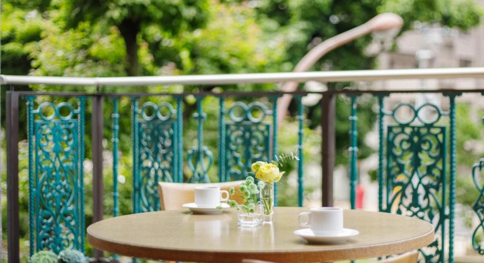 Leafy Terrace Dining