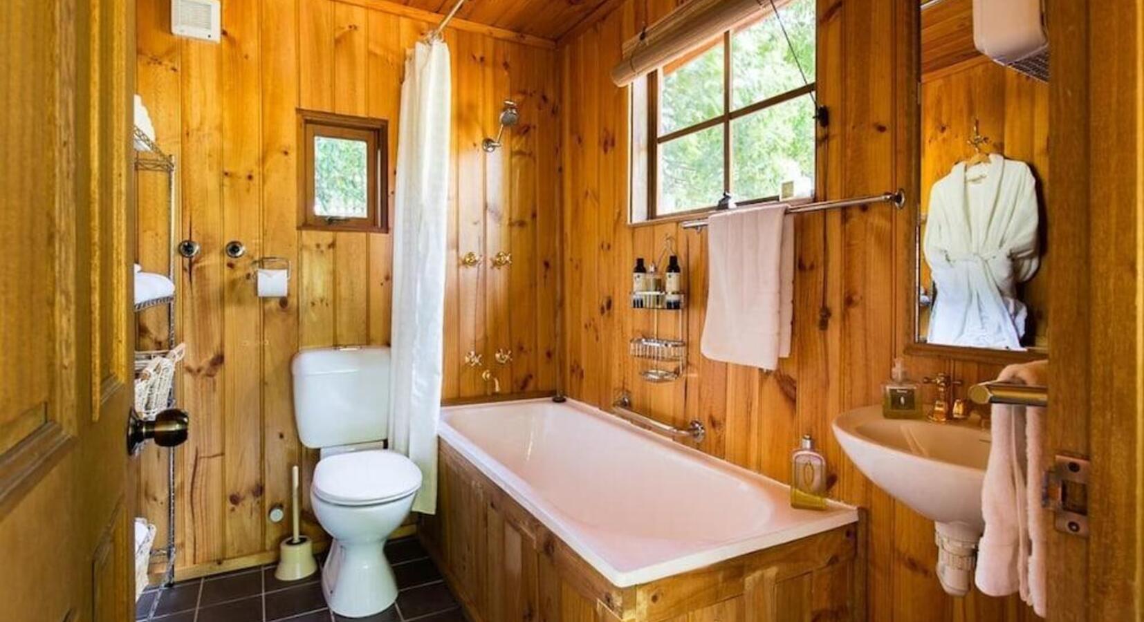 The Cabin - Bathroom 