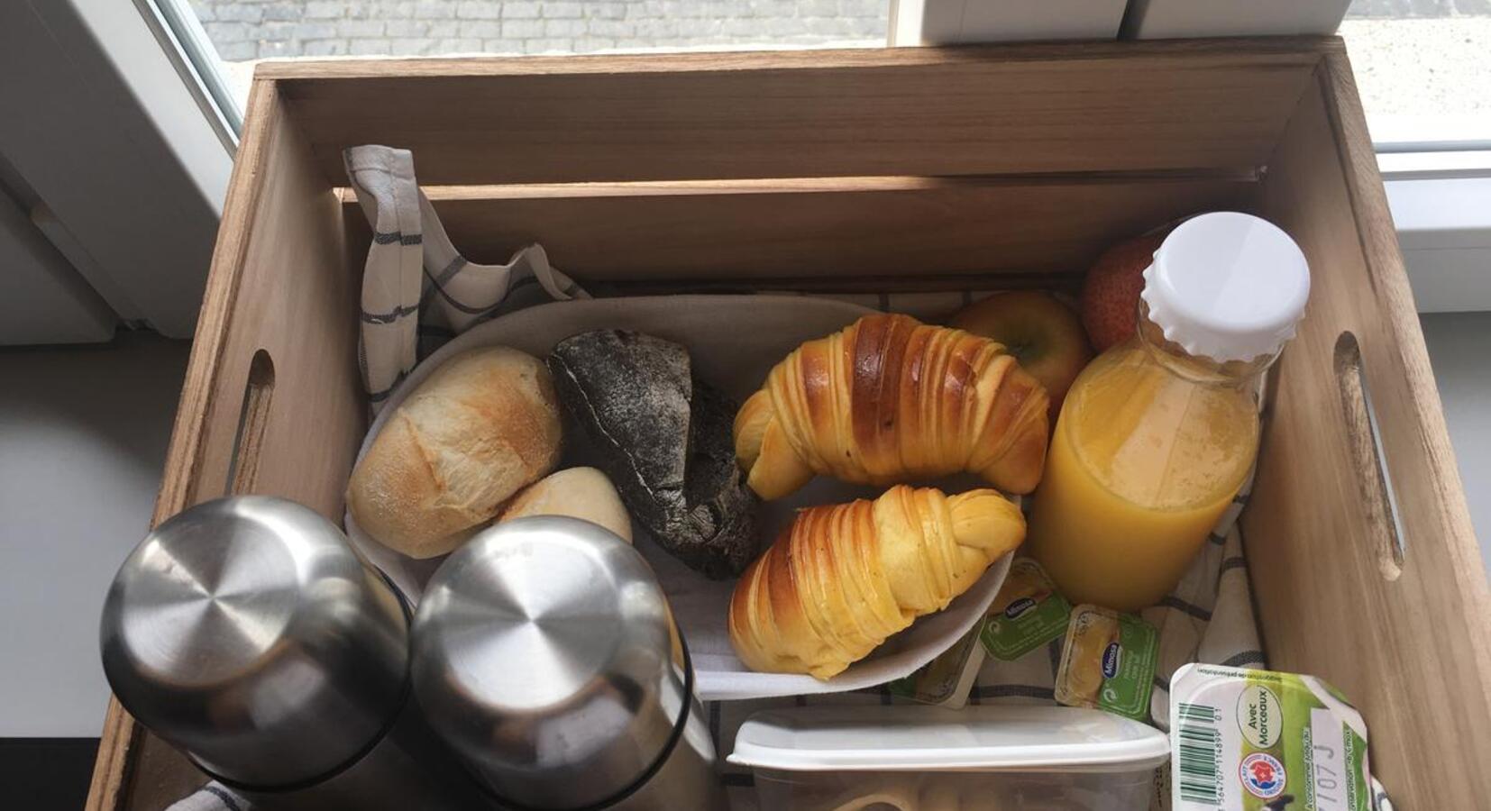 Hotel breakfast box