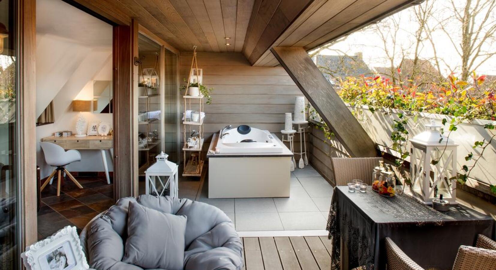 Guest Room with outdoor bath tub