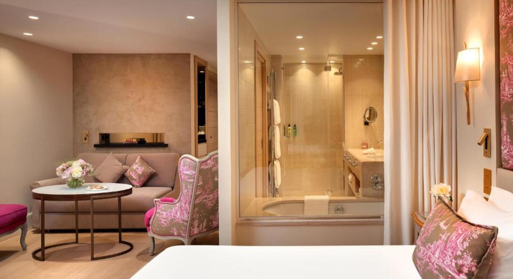 Suite with Bathtub