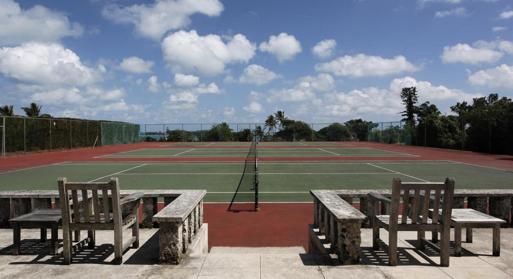 Hotel tennis courts