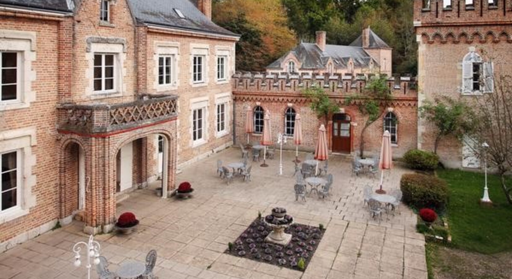 Courtyard terrace dining