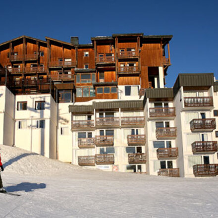 Piste outside hotel