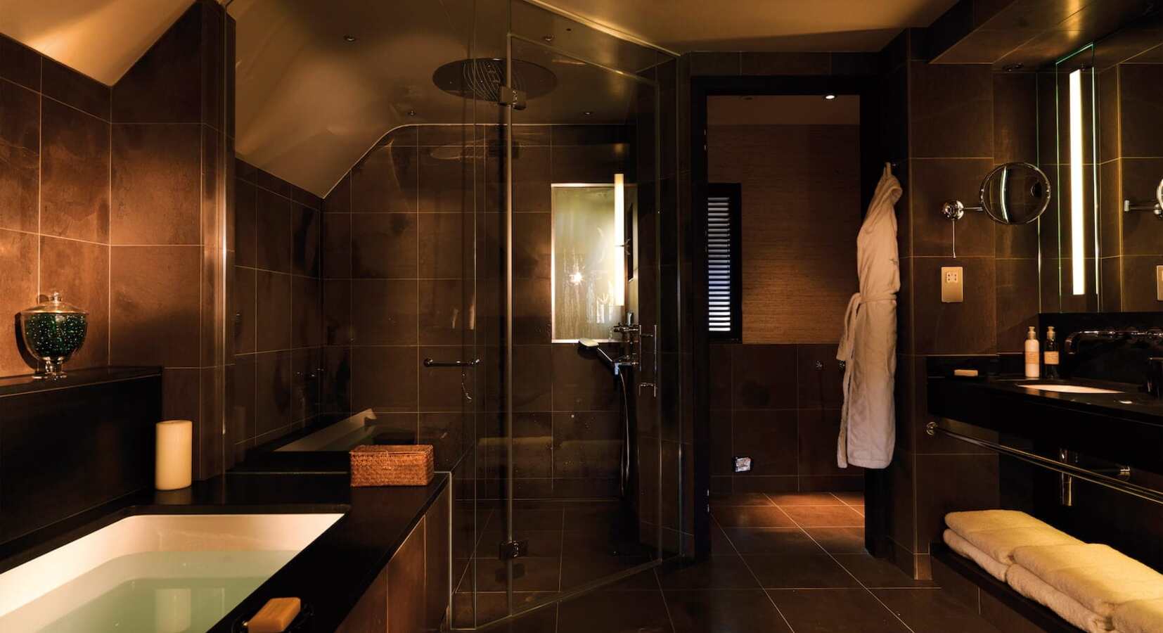 Deluxe Studio Suite En Suite Bathroom