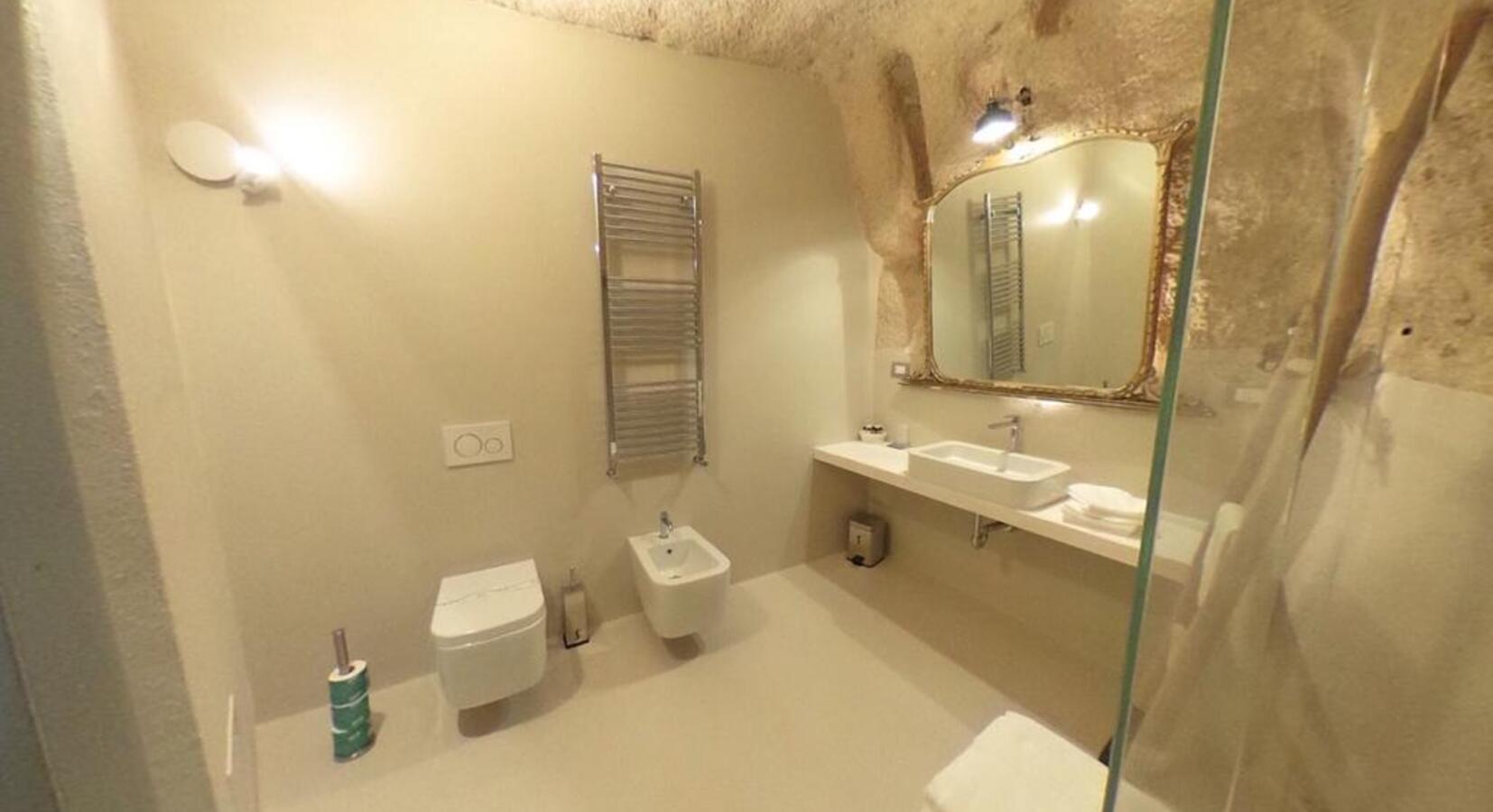 Cave Suite Bathroom