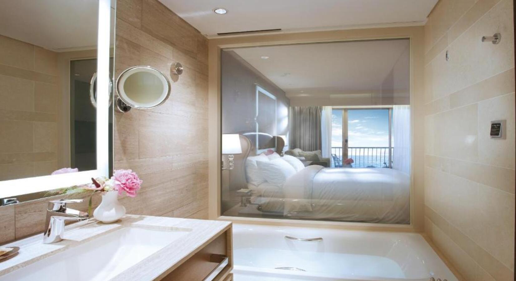 Premium Deluxe Ocean - Bathroom with Tub