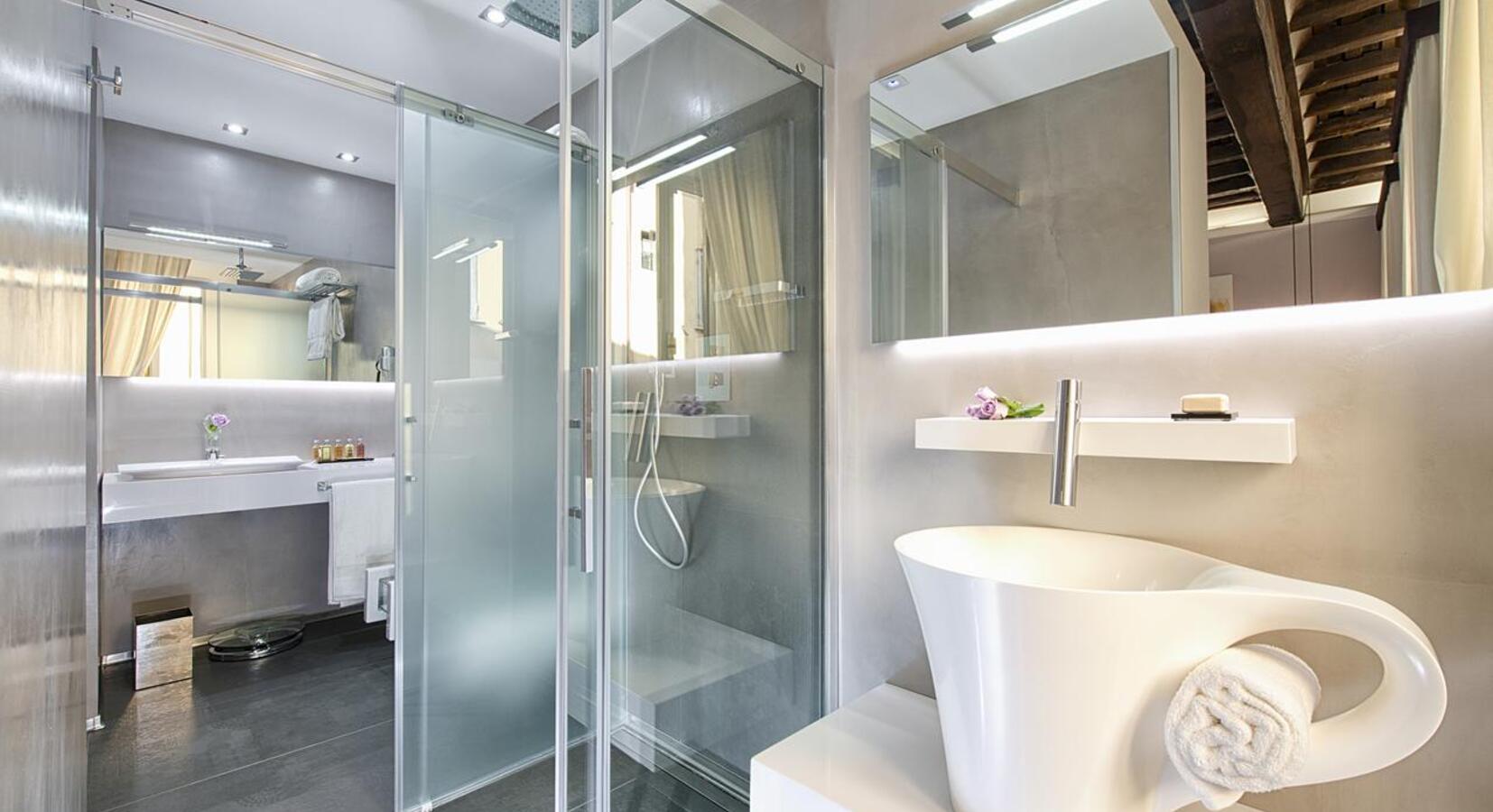 Deluxe double room bathroom