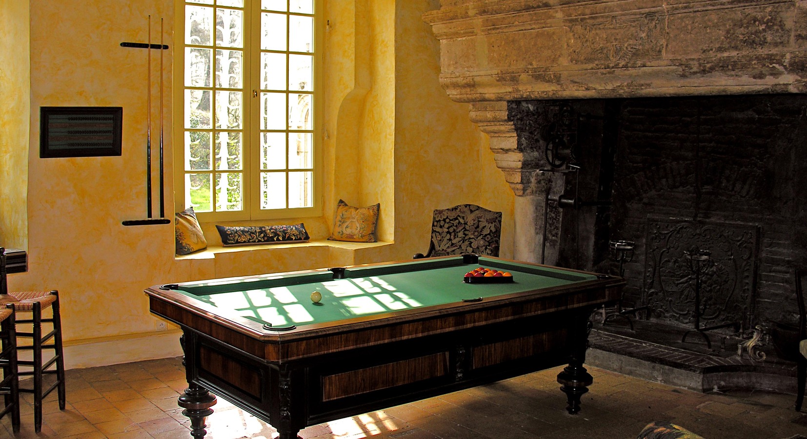 Pièce à feu with XIVth c majestic fireplace and billiard table