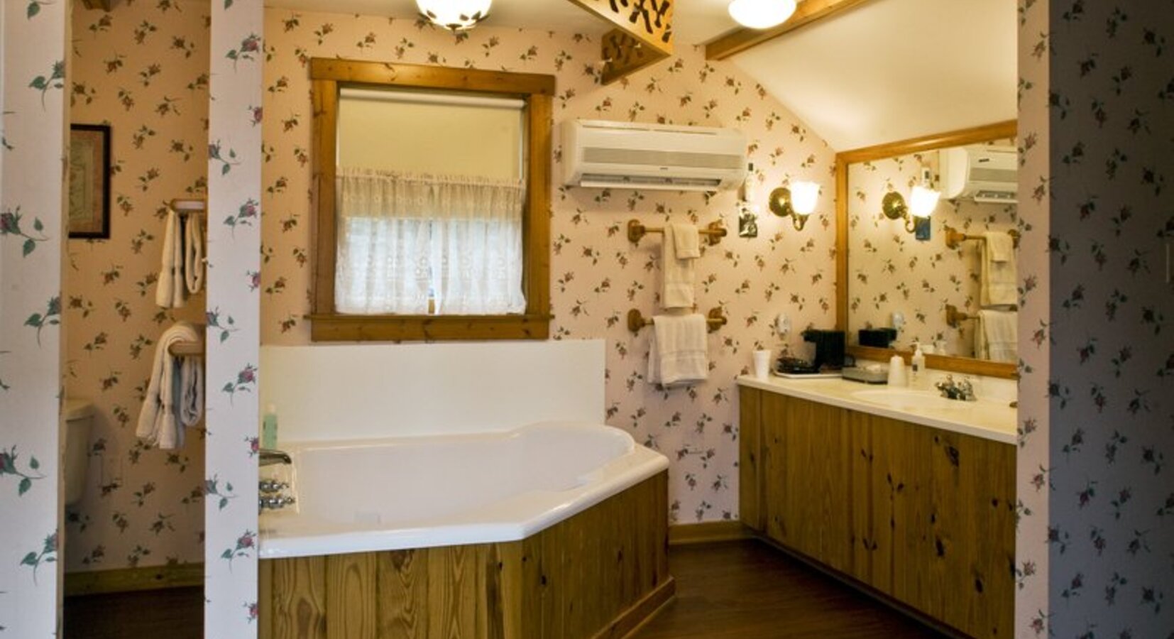 Tuckaway Cottage Suite Bathroom