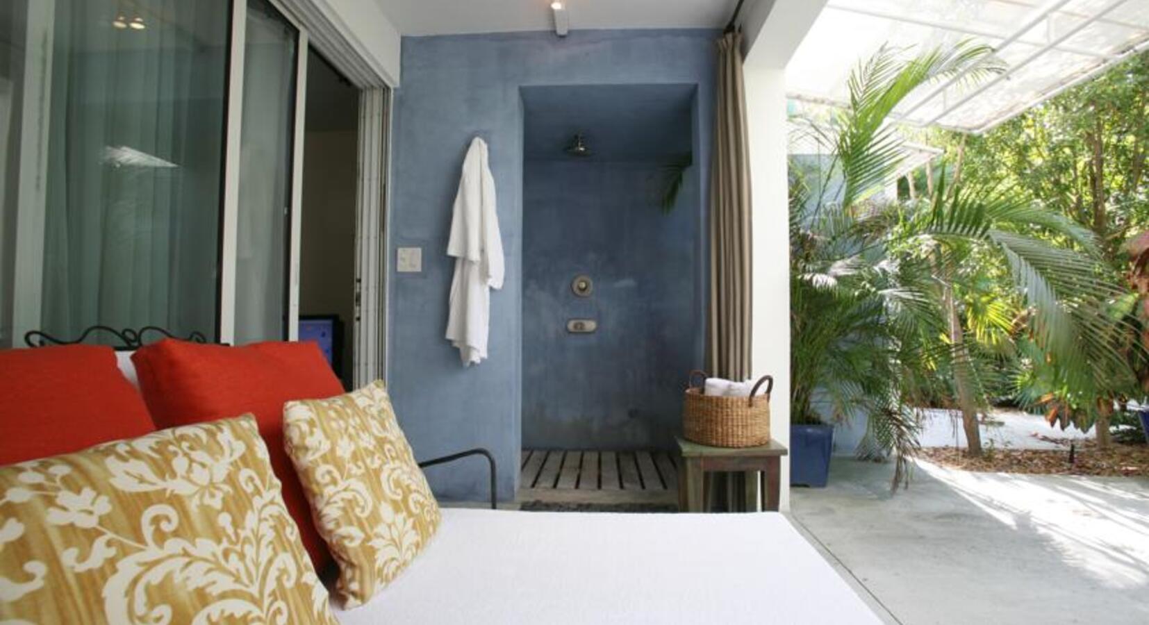 One bedroom suite with outdoor shower and garden view