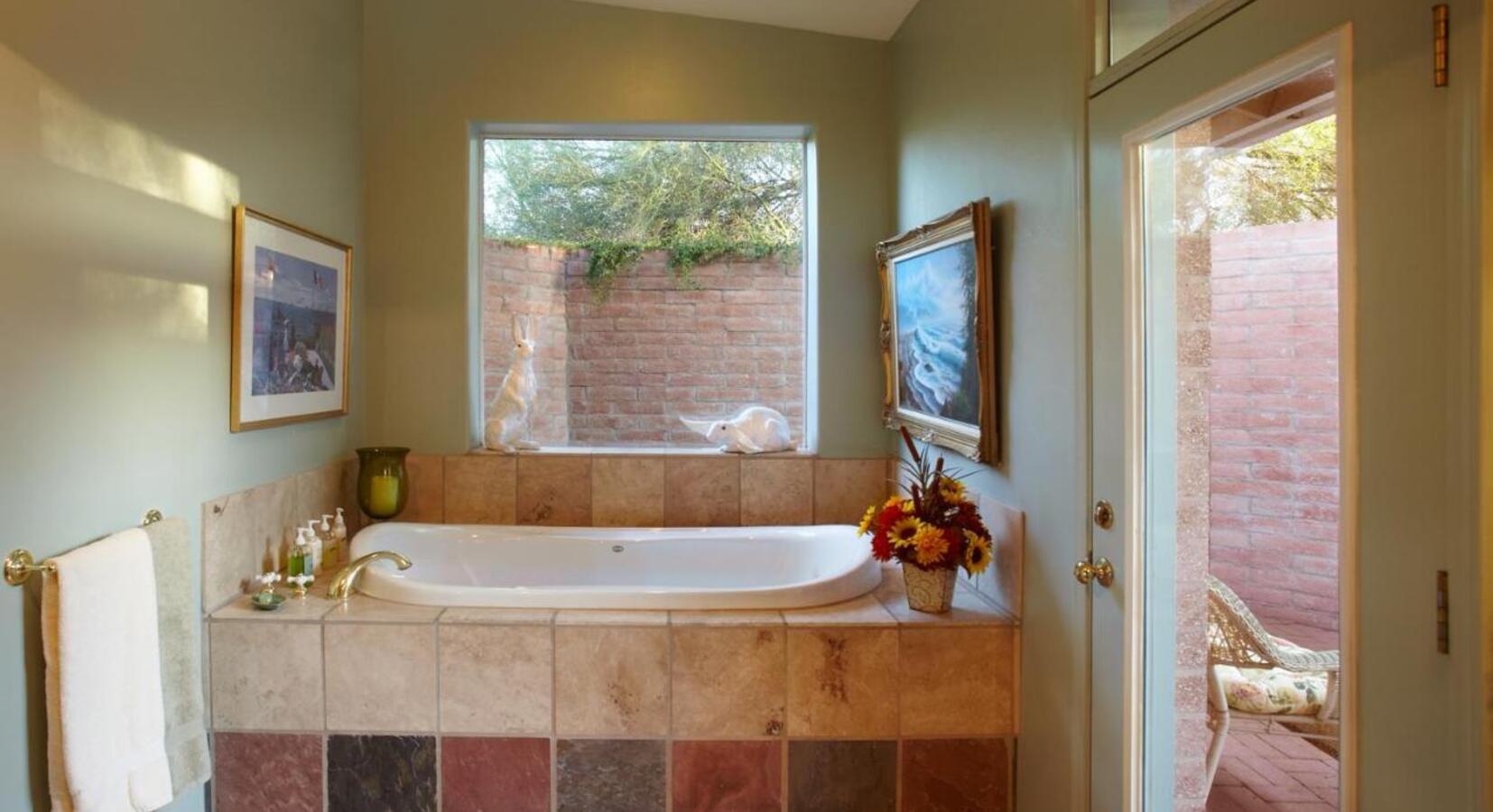 Saguaro Jacuzzi bath