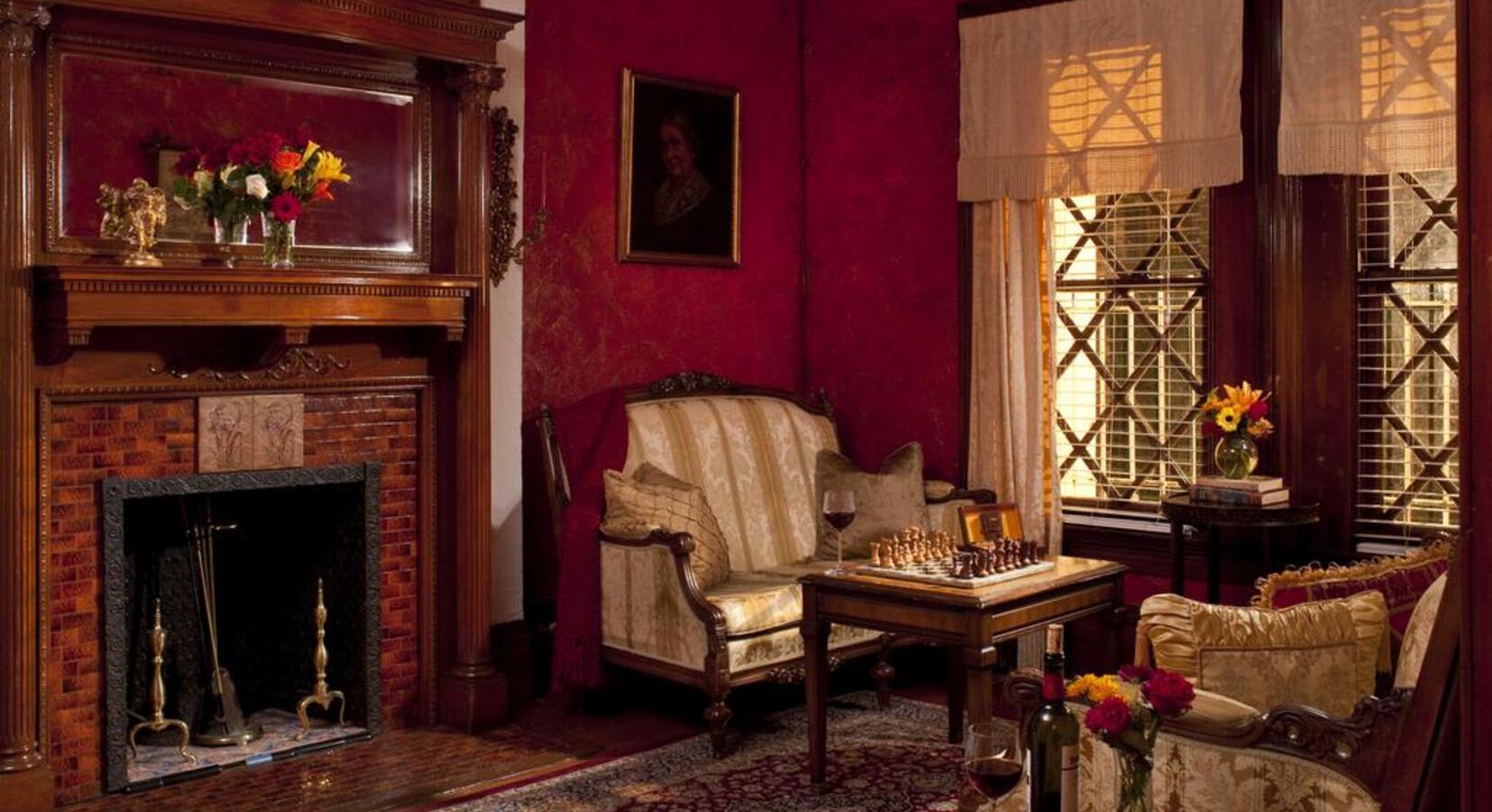 Traditional and Cosy Room Lounges