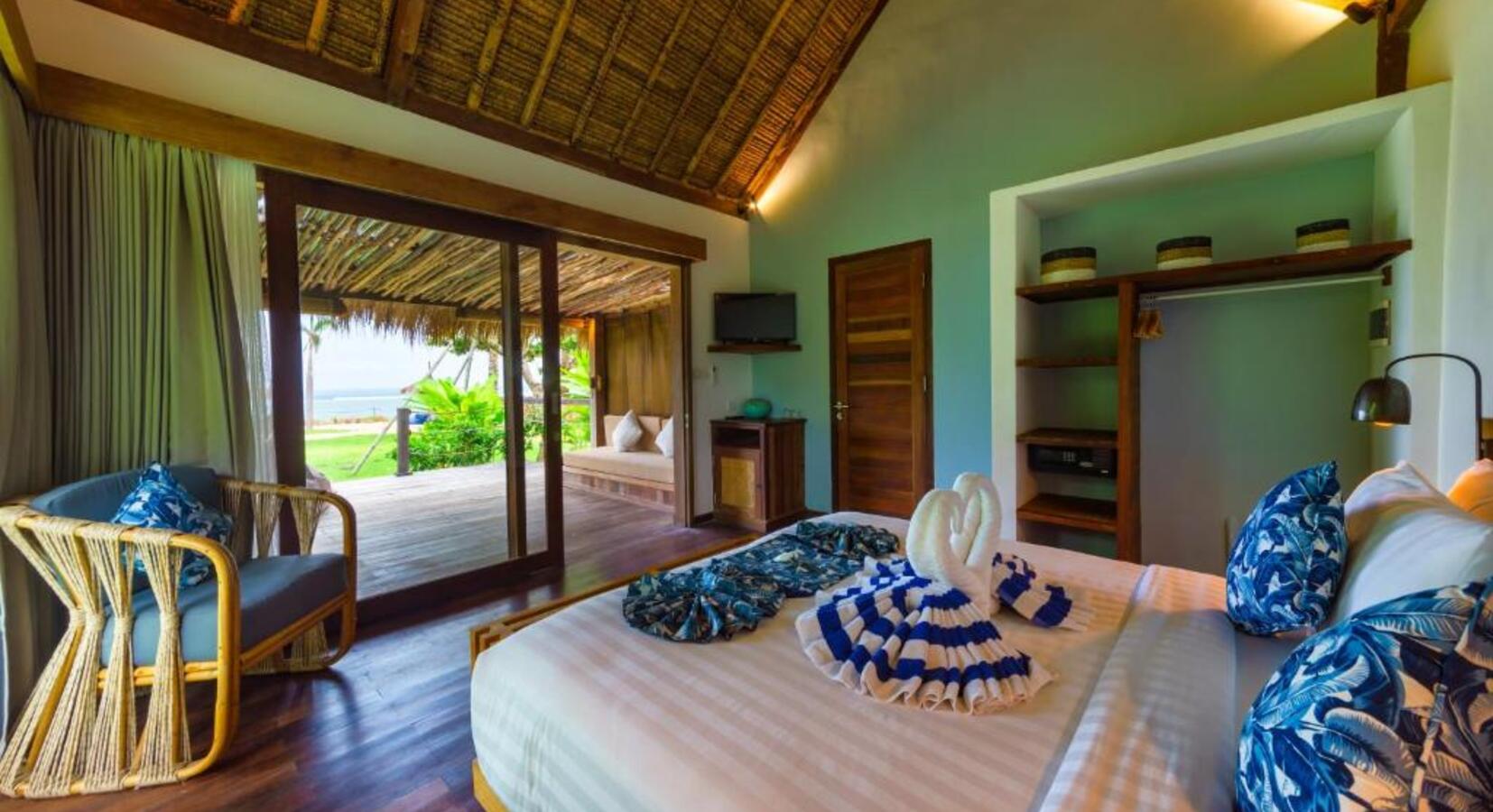 Deluxe Beachfront Bungalow - Bedroom  