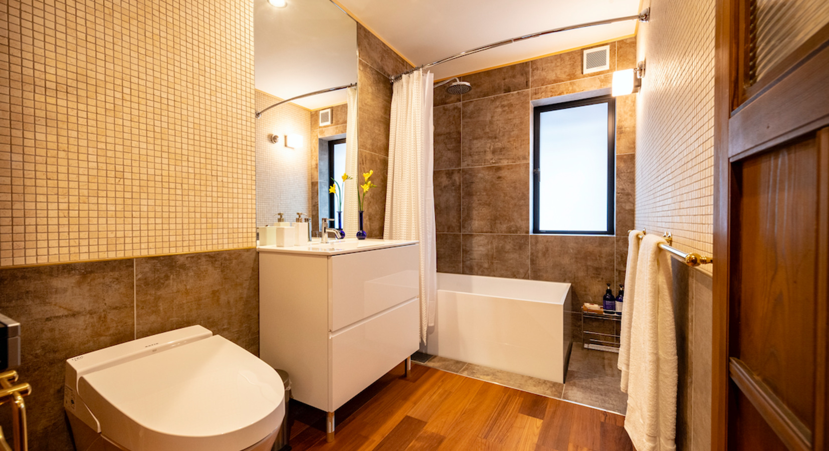 Deco Suite Bathroom