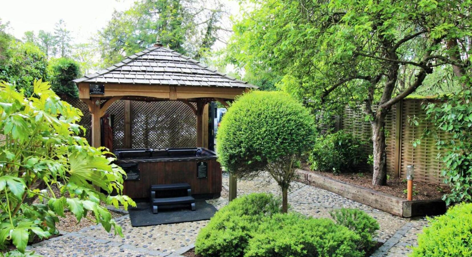 Garden Cottage Suite Private Hot Tub