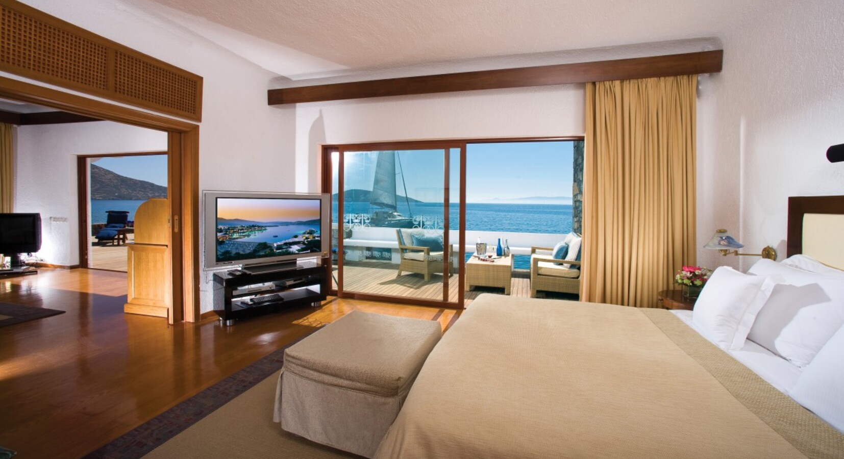 Presidential suite on the water's edge bedroom