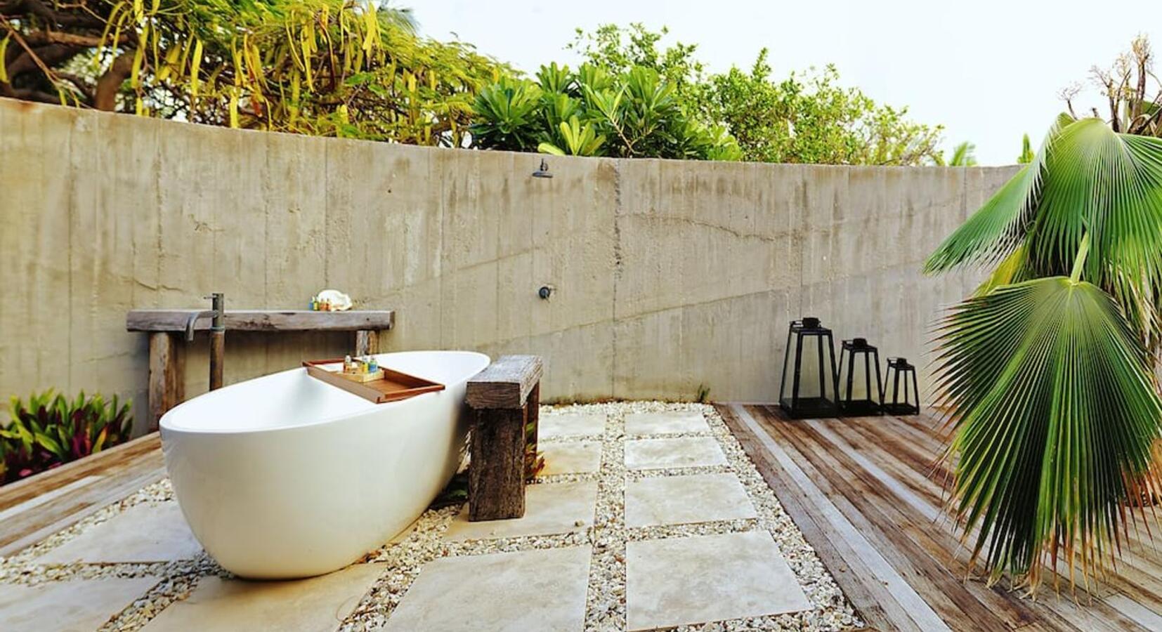 Outdoor bathtub