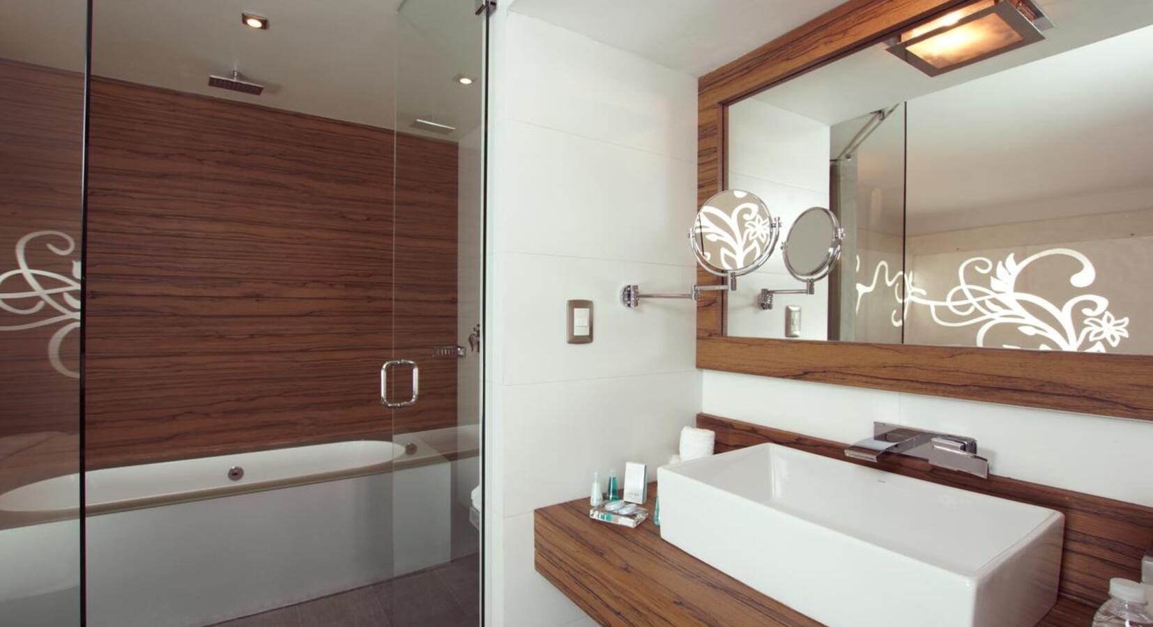 Suite with spa bath