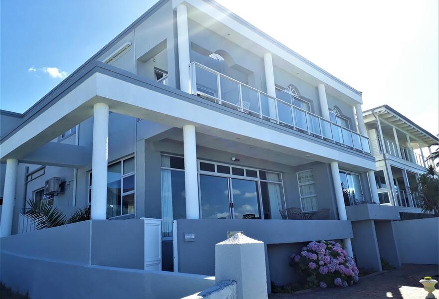 Hermanus Beachfront Lodge 