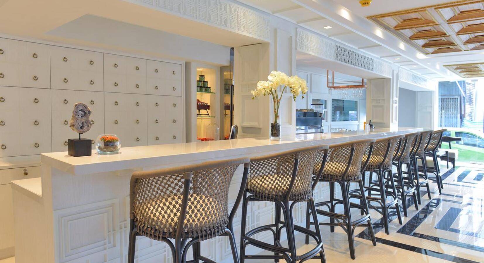 Lobby bar