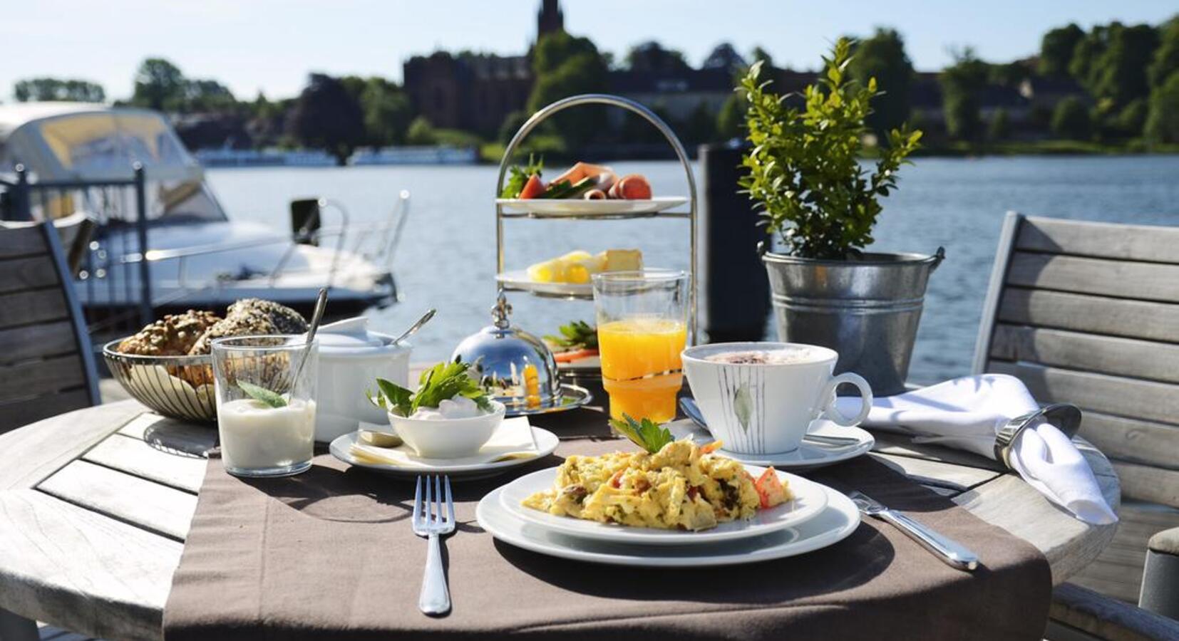 Breakfast by the lake