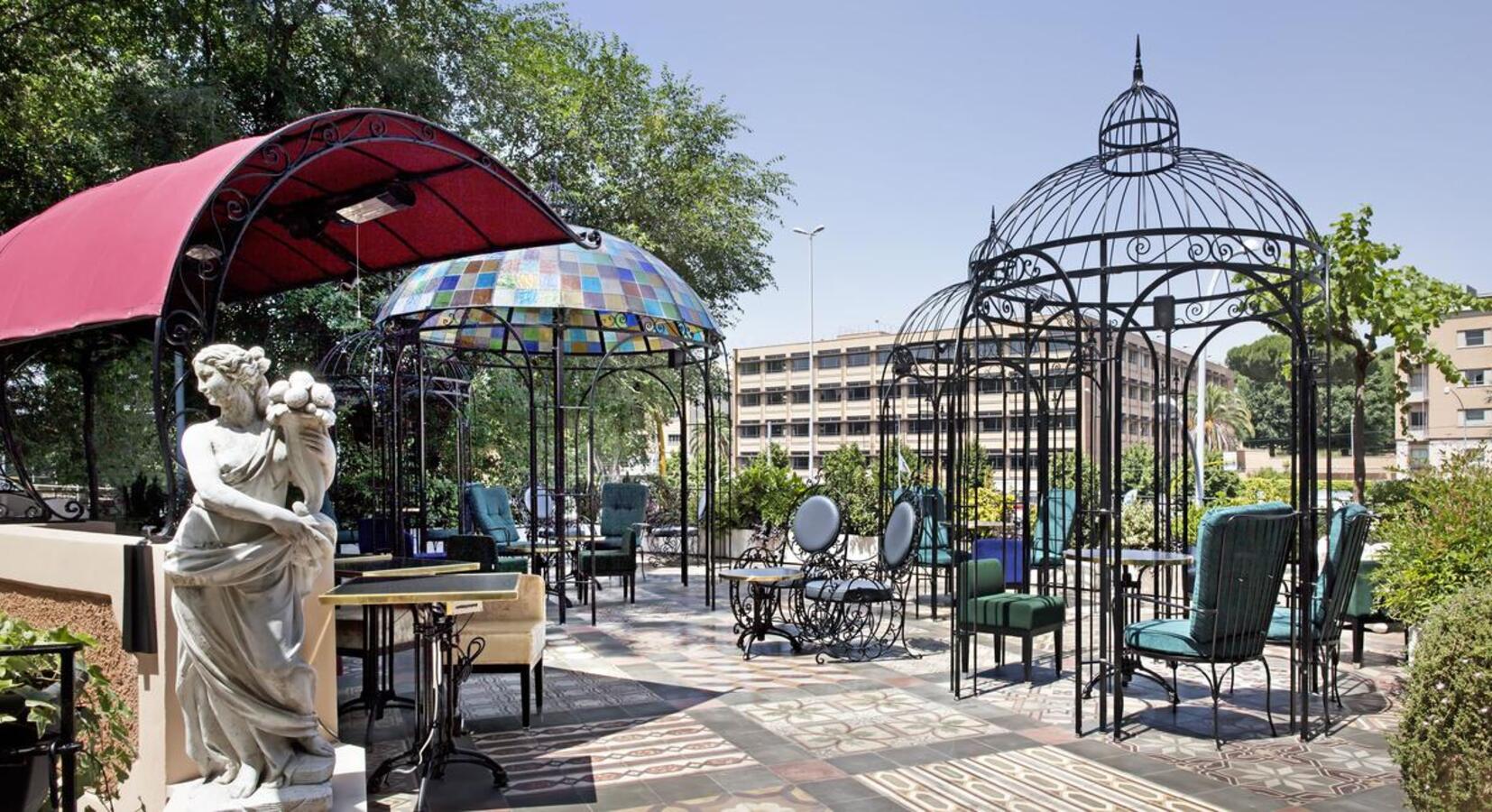 Hotel lounge garden