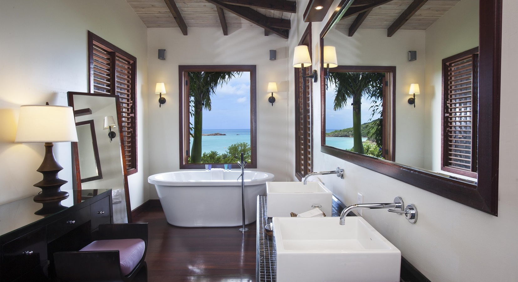 Hillside Pool Suite Bathroom