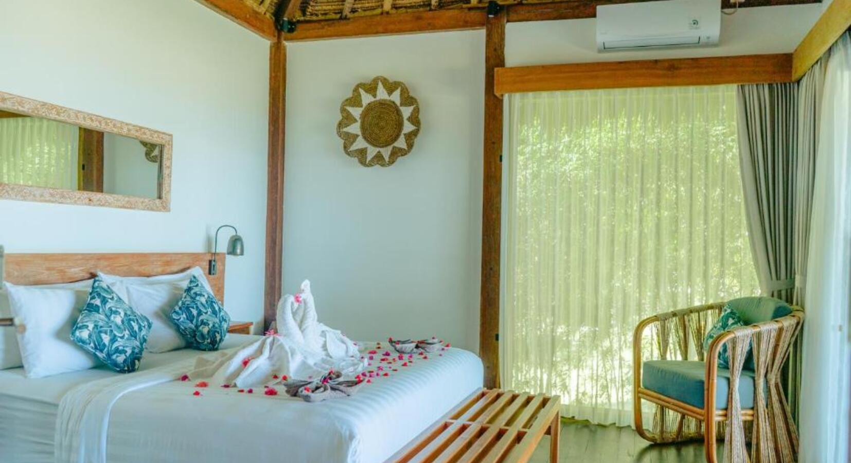 Deluxe Beachfront Bungalow - Bedroom  