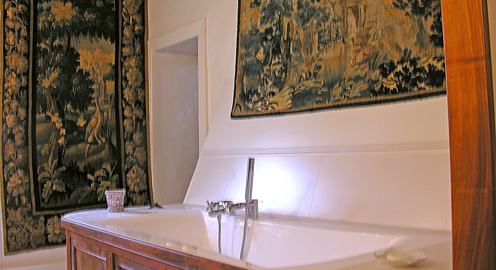 Jacuzzi bath in the elegant "Salon d'eau" (ensuite bathroom) of the Chambre Marin