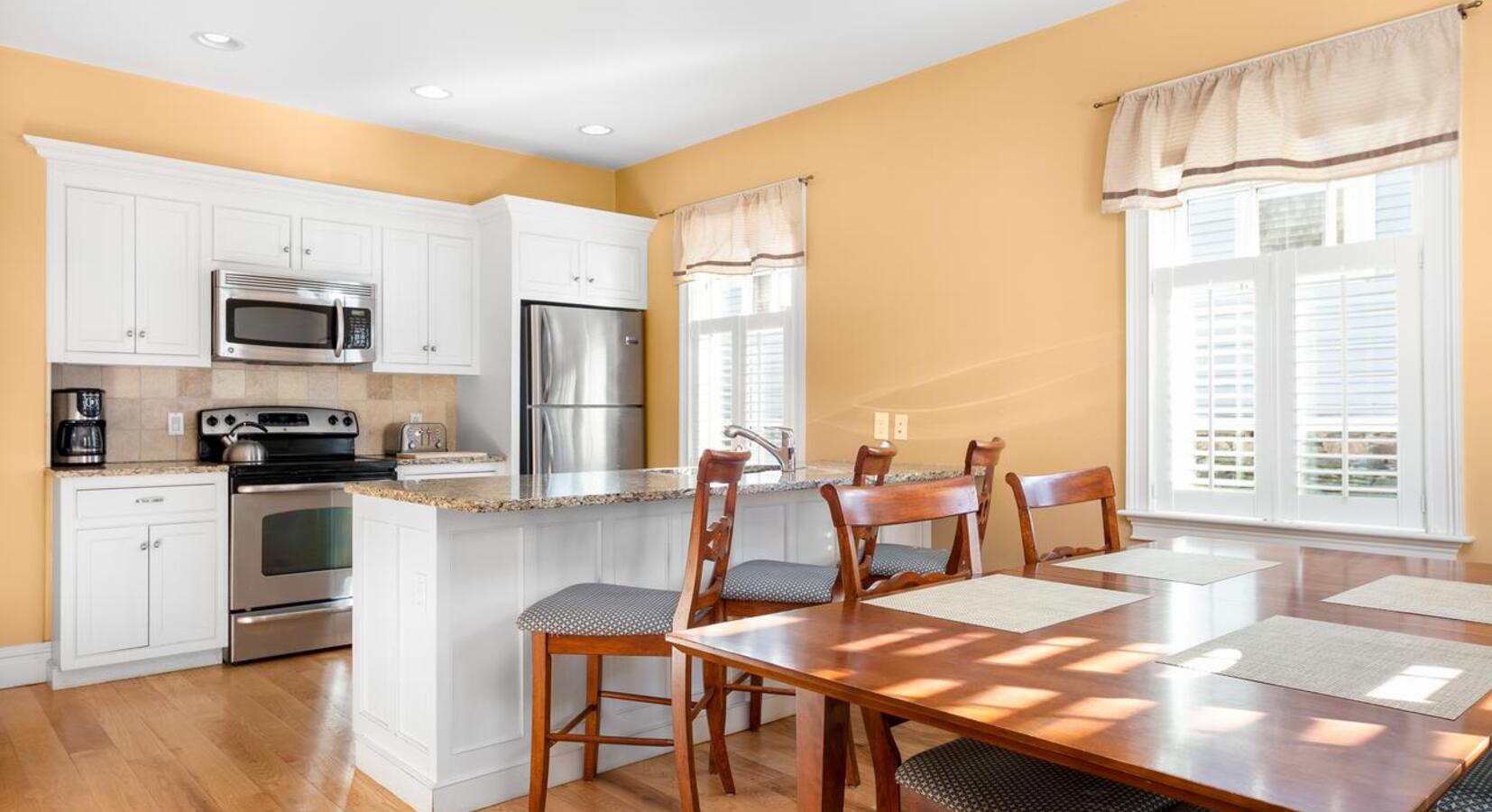 Kitchen & Dining Area