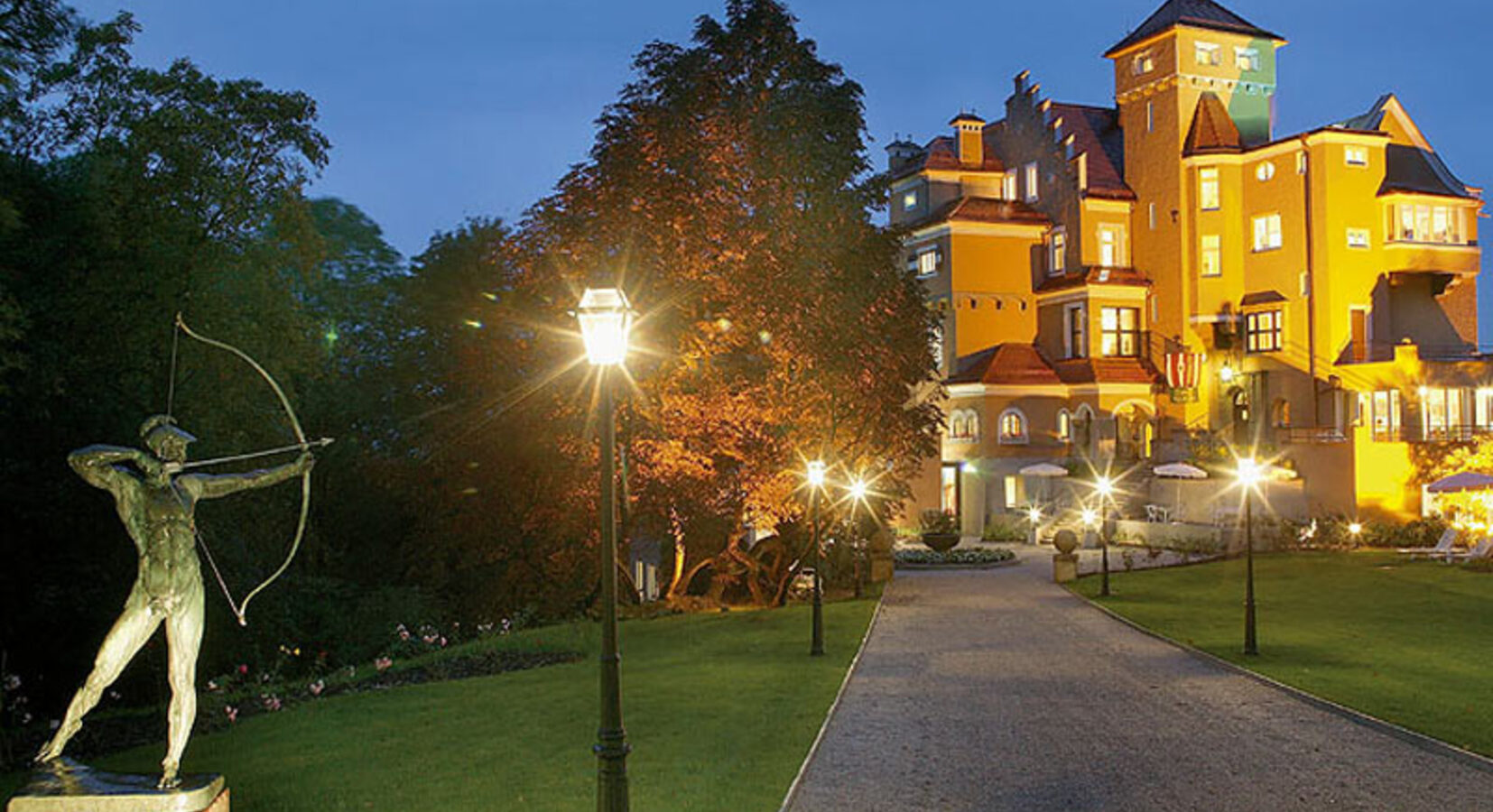 Hotel Schloss Monchstein by night