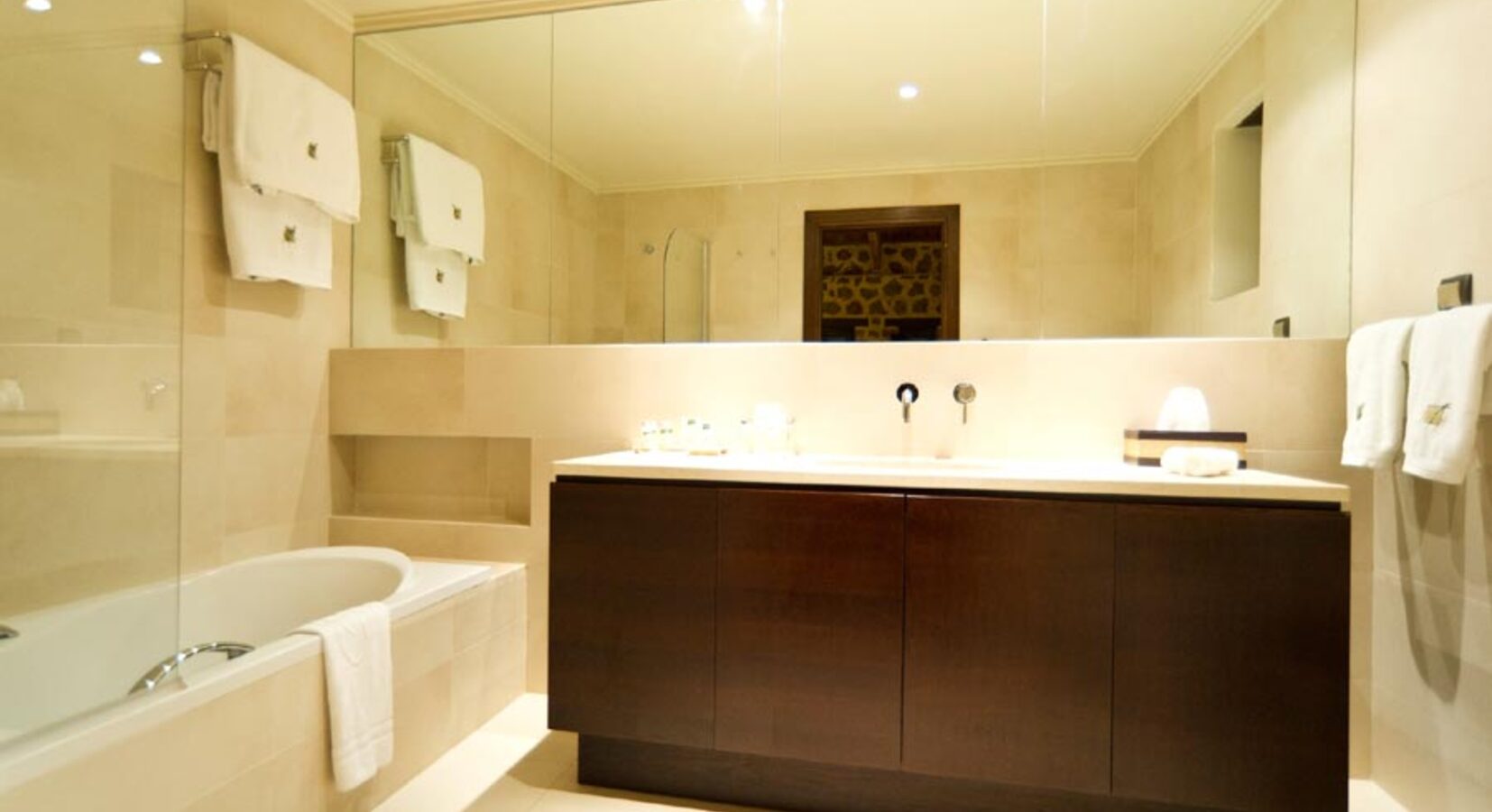 Suite bathroom