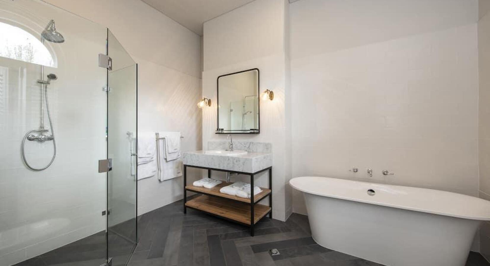 Bathroom with Tub 