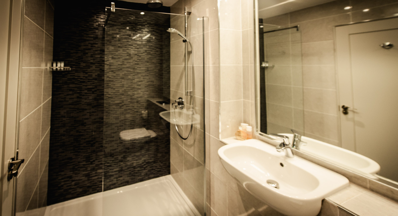 Deluxe Room En Suite Bathroom