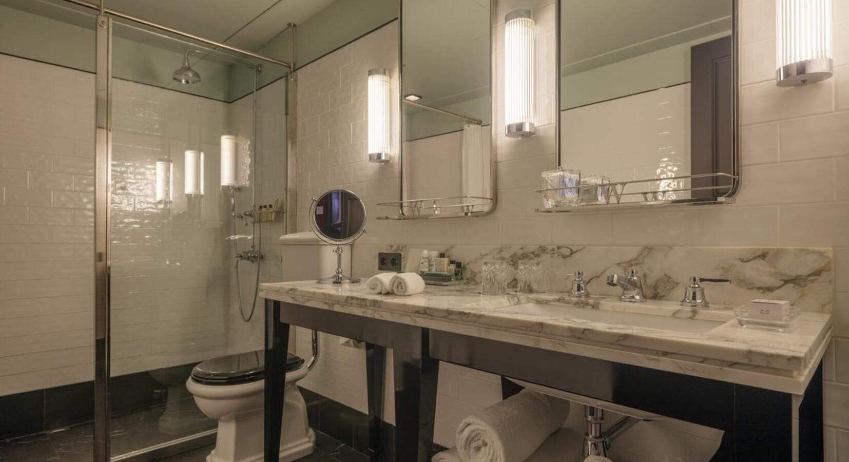 Suite bathroom