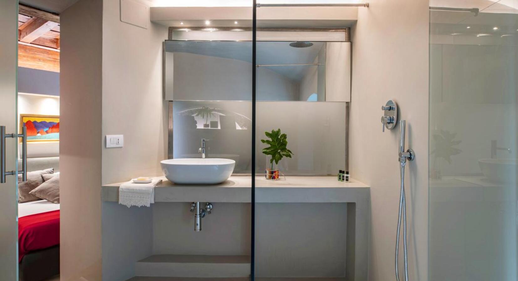 Deluxe double bathroom