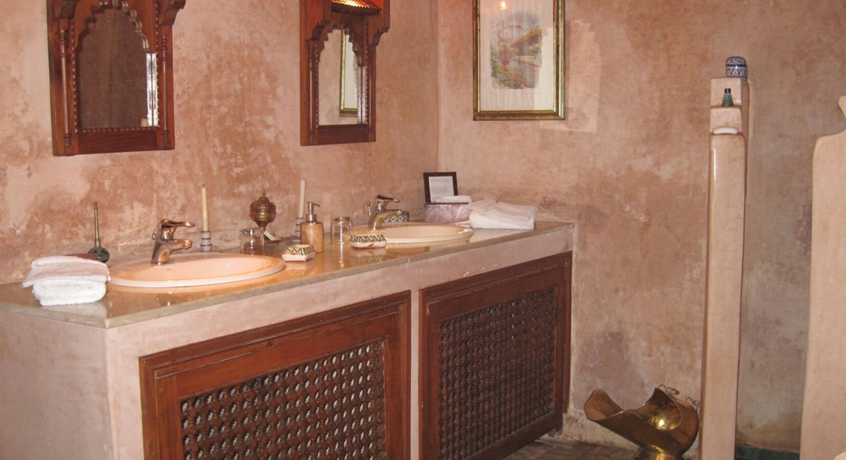 The bathroom of the Medersa Suite