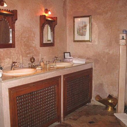 The bathroom of the Medersa Suite