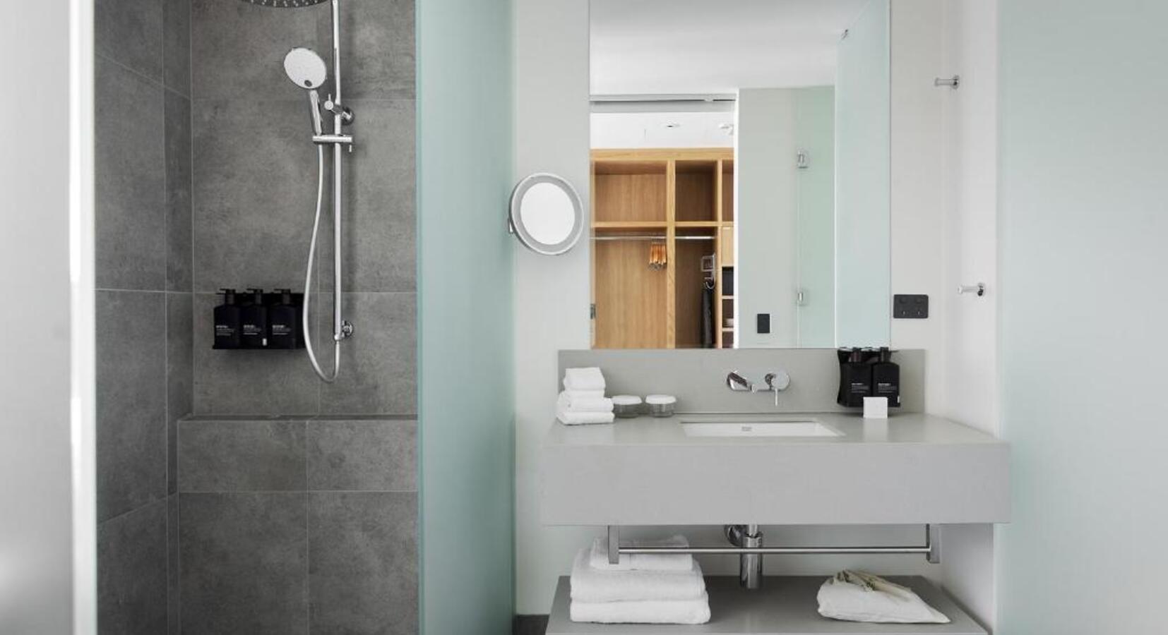 Modern Bathroom 