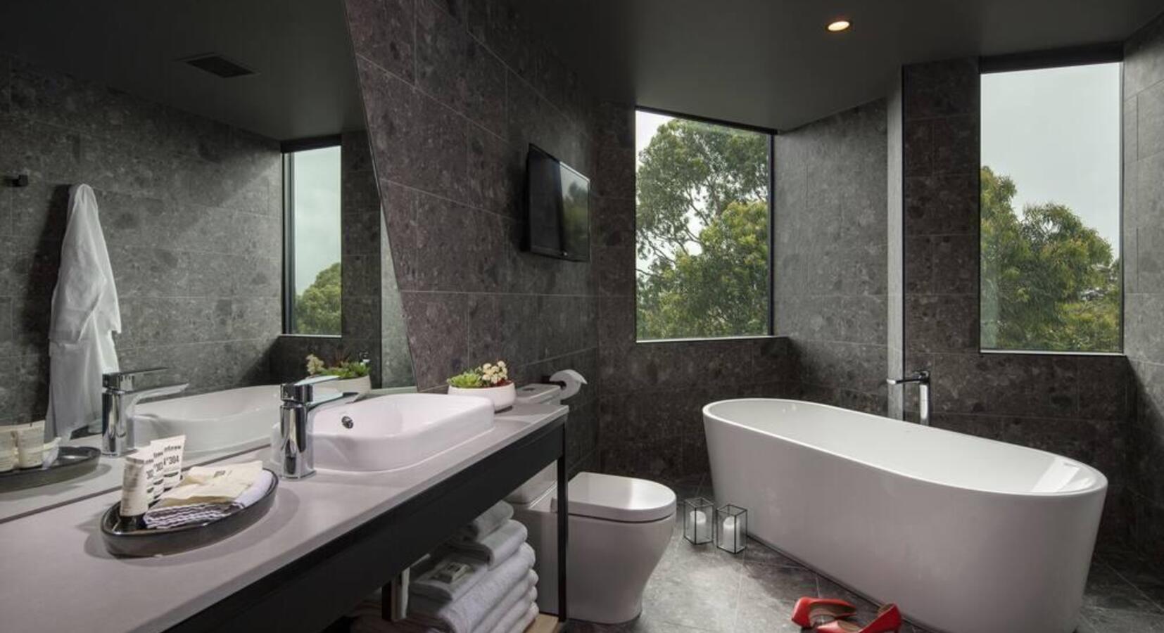 Treetops - Bathroom with Bath