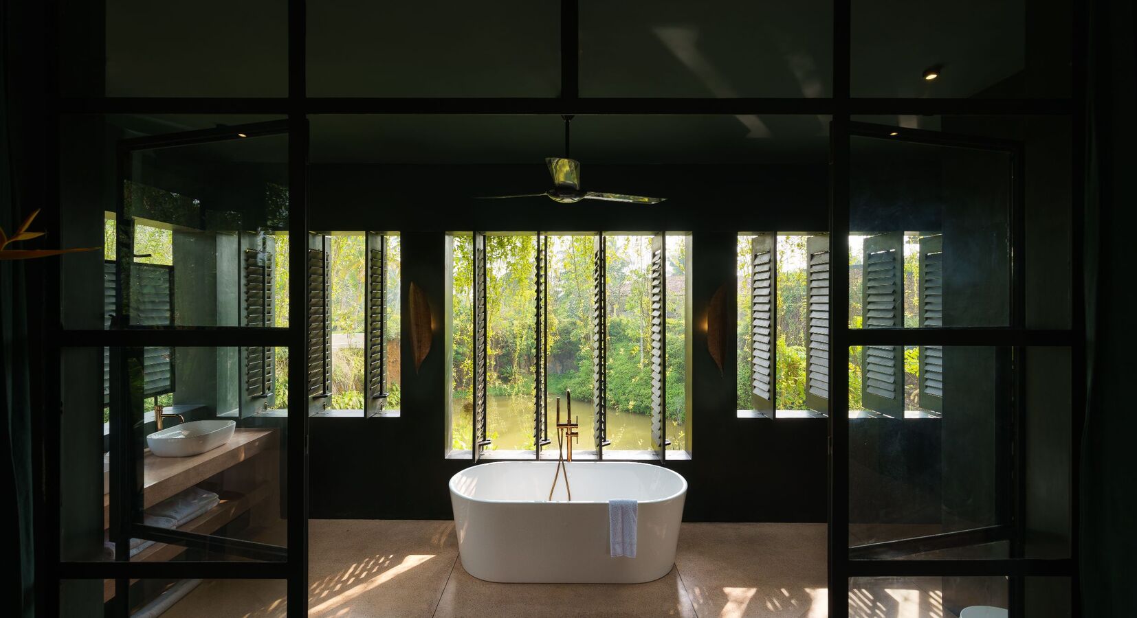 Main Bathroom with Tub