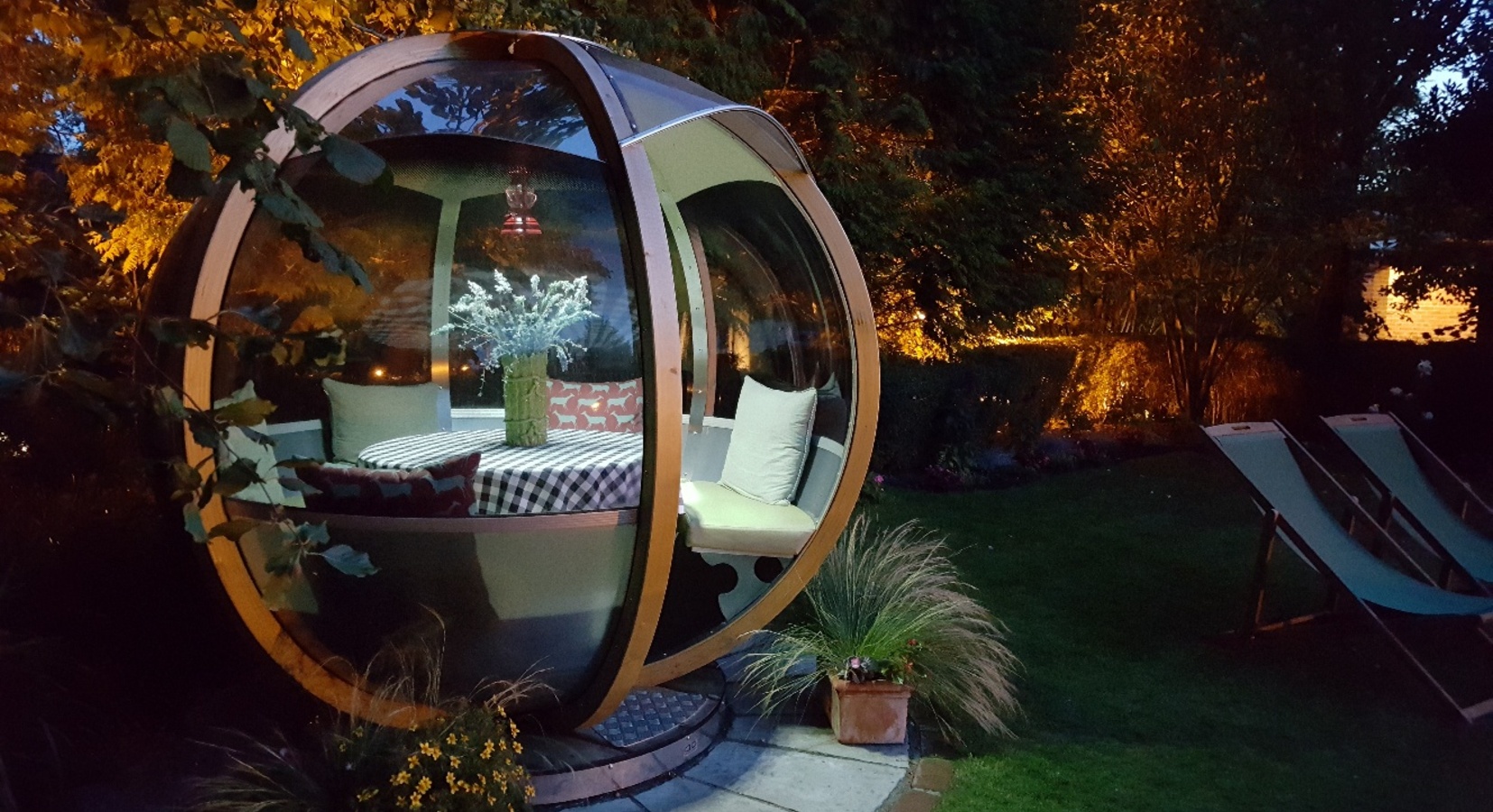 Pod at night - alfresco dining 