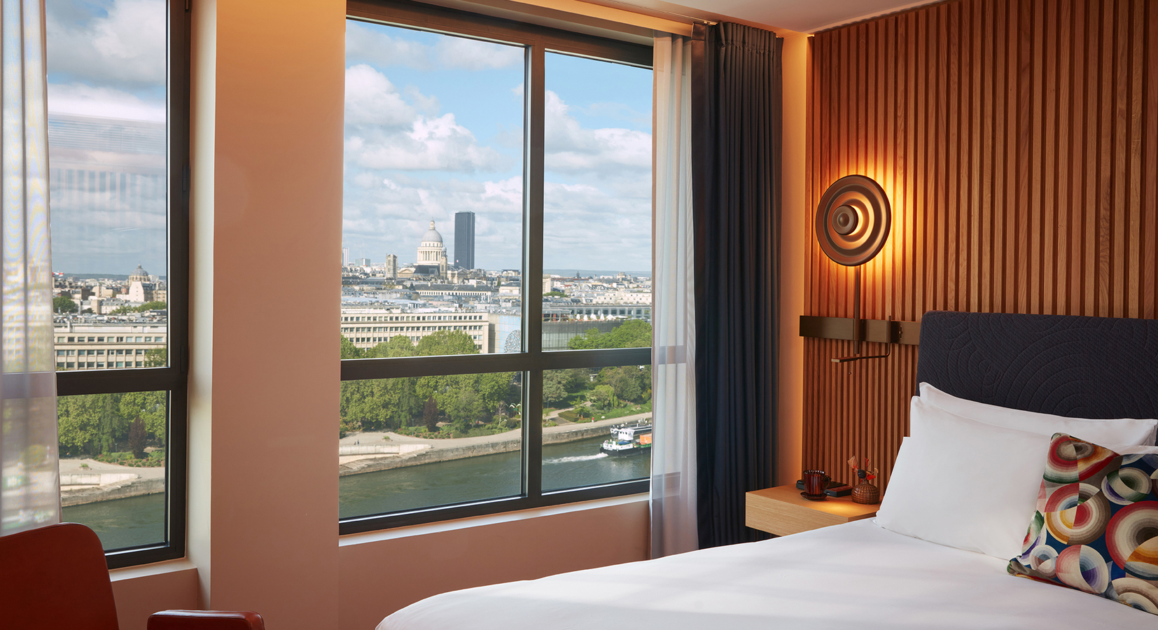 Iconic Paris Skyline view room