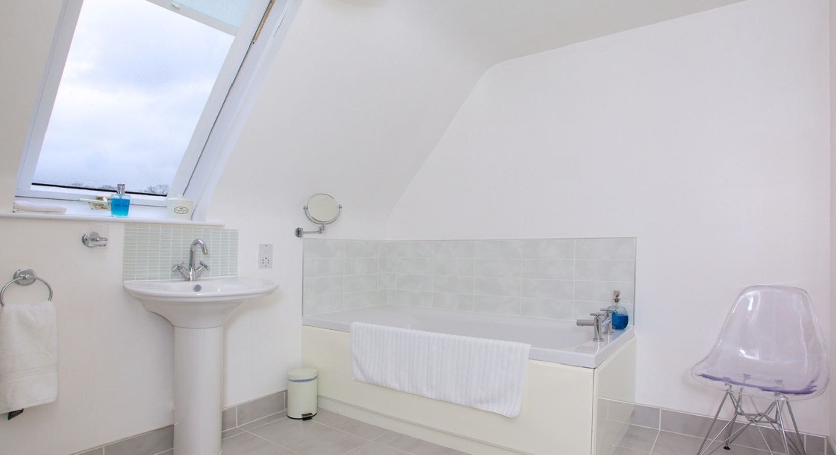 King Room en suite bathroom