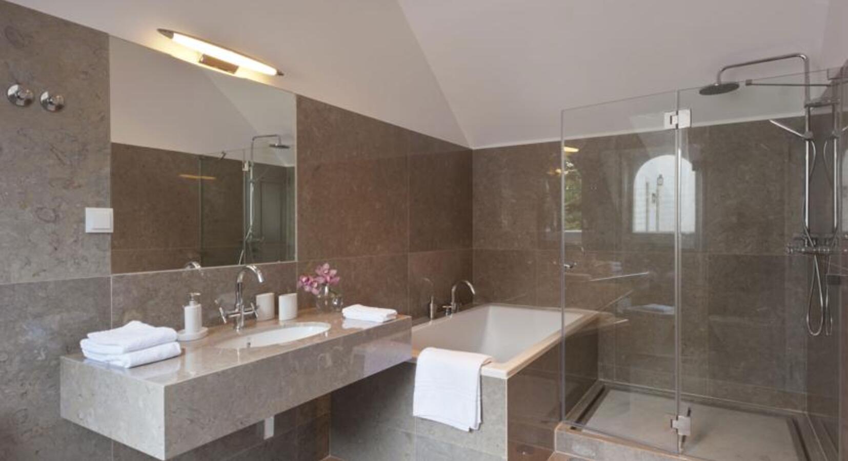 Suite Bathroom