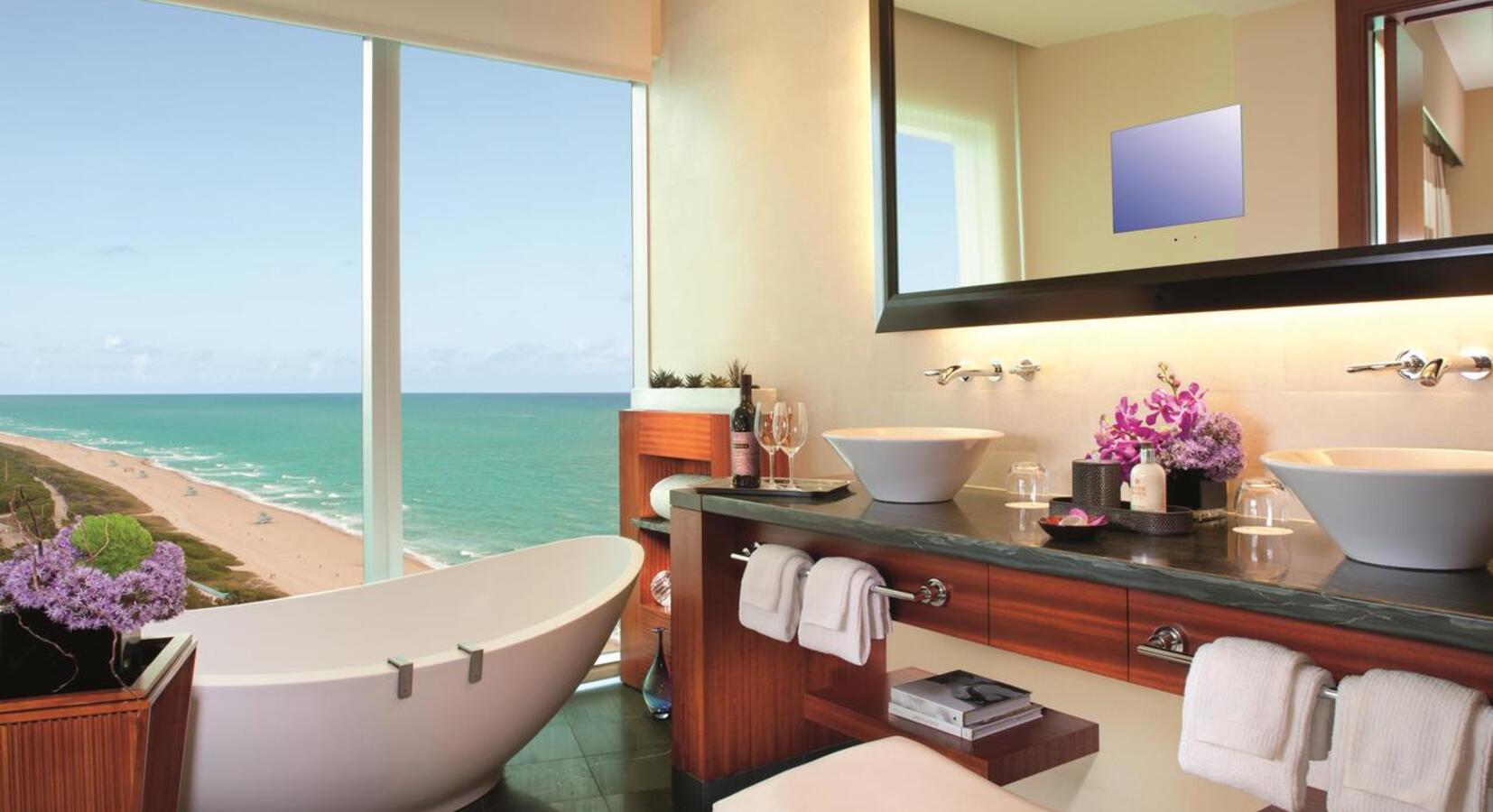 Bathroom overlooking the ocean