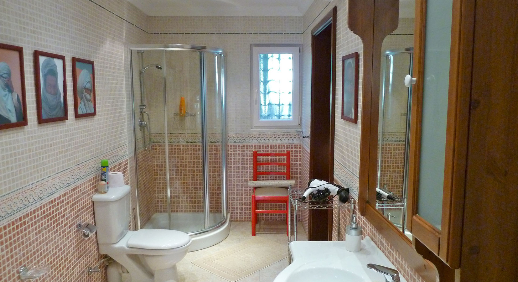 Tal Kurunel En Suite Bathroom with Shower 