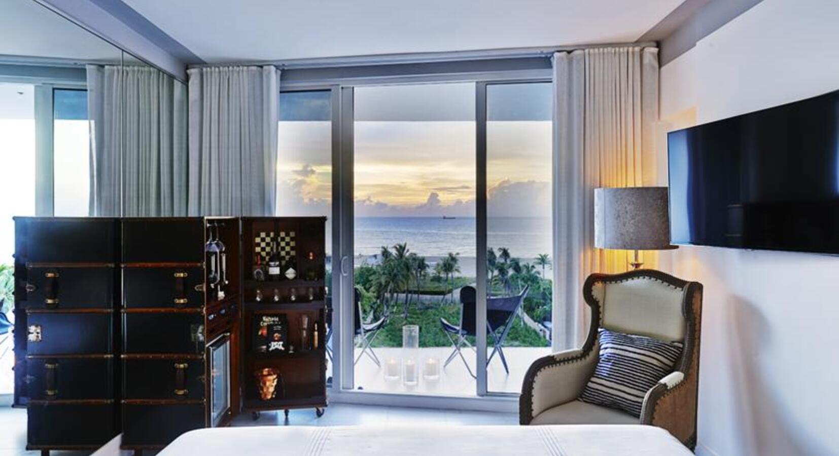 Bedroom with terrace and seaview